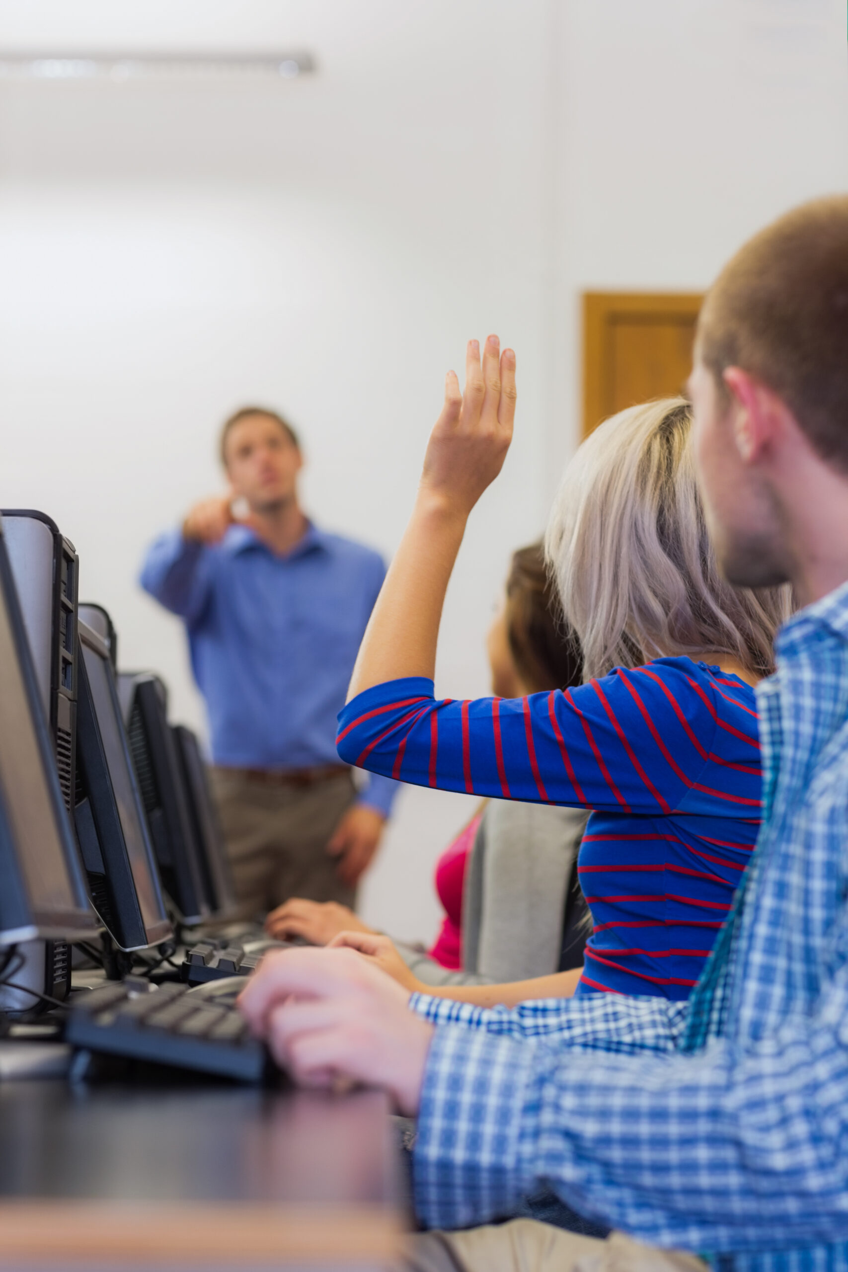 Estudiantes en aula informática participando durante una clase